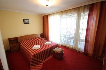 Yanais Hotel