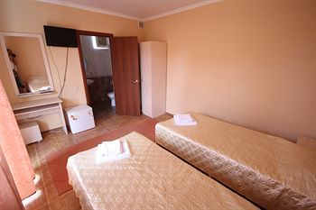 Yanais Hotel