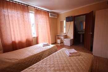 Yanais Hotel