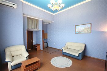Yanais Hotel