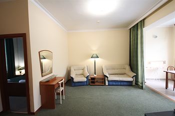 Yanais Hotel