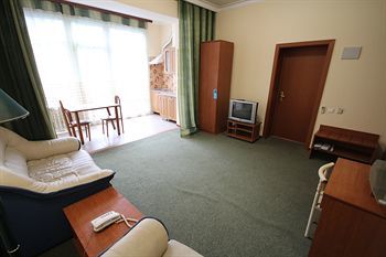 Yanais Hotel