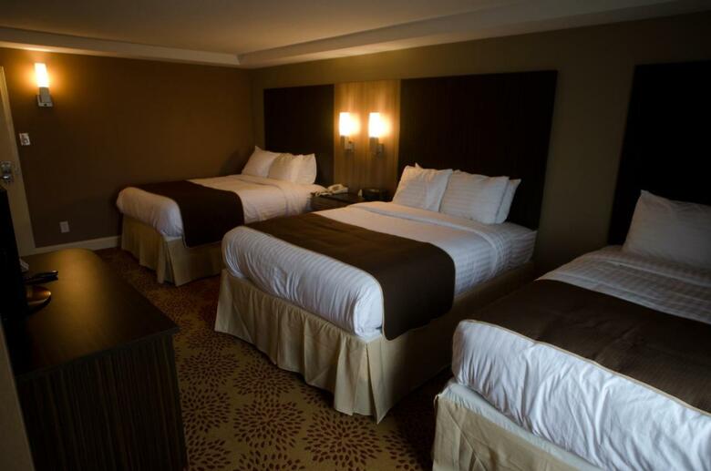 Aashram Hotel By Niagara River