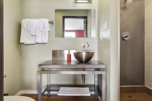 Apartamento Three-bedroom, Three-bath Industrial Apt In Nola C.b.d.