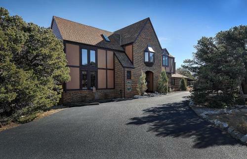 Hostal Tudor Rose B&B And Chalets