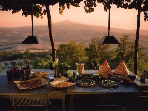 Castiglioncello Del Trinoro Villa Sleeps 10 Pool