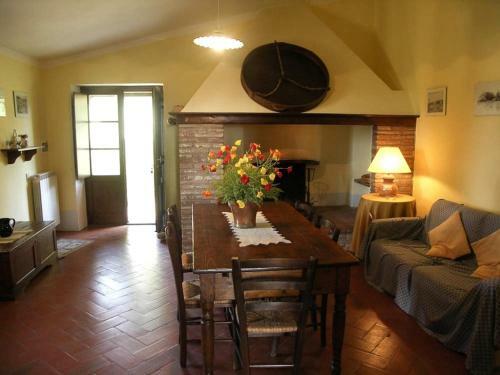 Castiglioncello Del Trinoro Villa Sleeps 8 Pool