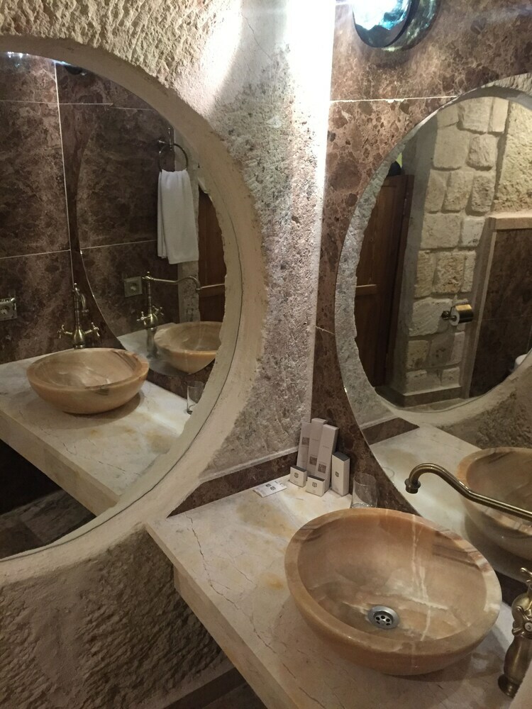 Hotel Oread Cave Suites