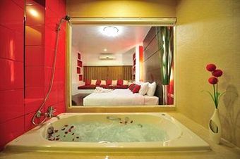Alfresco Phuket Hotel