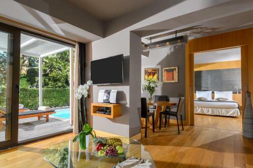 Alexander Beach Hotel & Spa