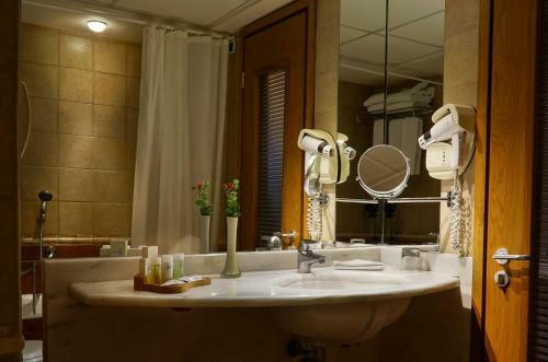 Alexander Beach Hotel & Spa
