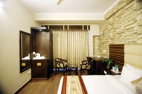 Hotel Rousha Inn
