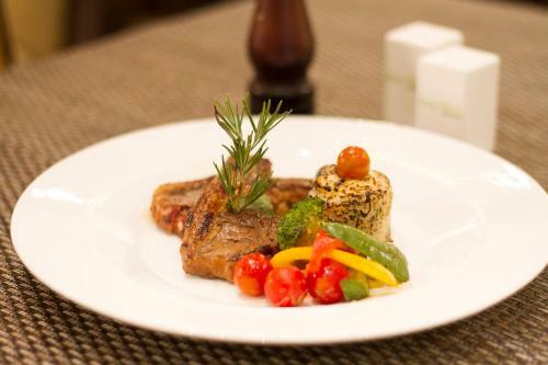 Hotel Leisure Inn Grand Chanakya