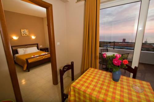 Nikos Apartments