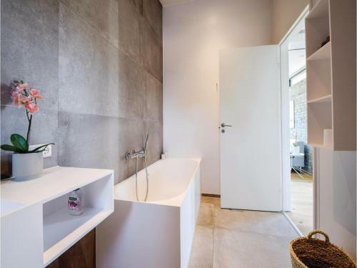Four-bedroom Holiday Home In Juelsminde