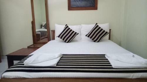 Hostal Heritage Lake View