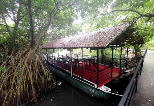 Hotel Nature Cabanas & Floating Restaurant