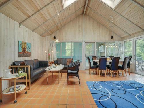 Five-bedroom Holiday Home In Blavand