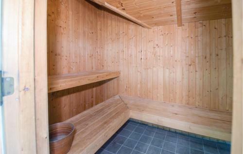 Five-bedroom Holiday Home In Blavand