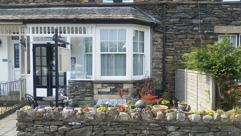 Hostal Montfort Cottage Guest House