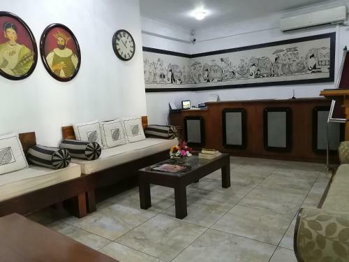 Hostal The Royal Mall