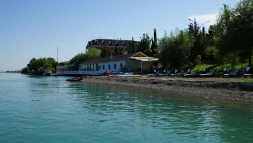 River Side Hotel