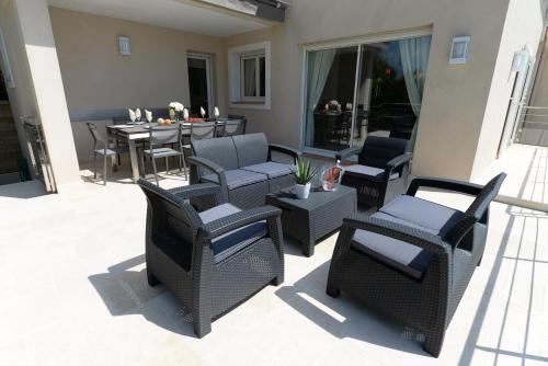 Cagnes-sur-mer Villa Sleeps 8 Pool Air Con Wifi
