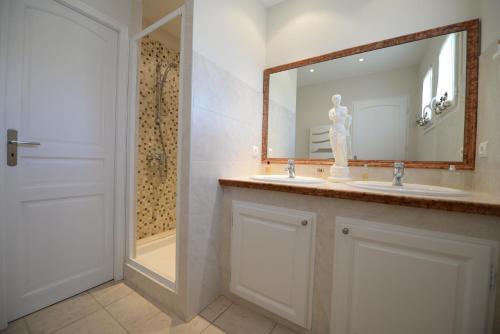 Cagnes-sur-mer Villa Sleeps 8 Pool Air Con Wifi