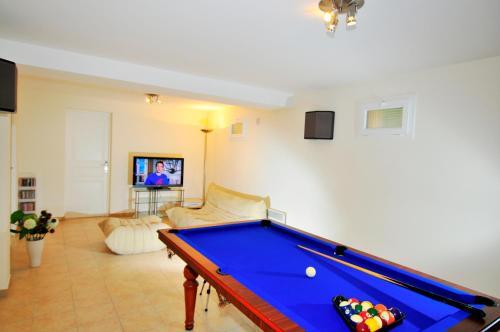 Cagnes-sur-mer Villa Sleeps 8 Pool Air Con Wifi