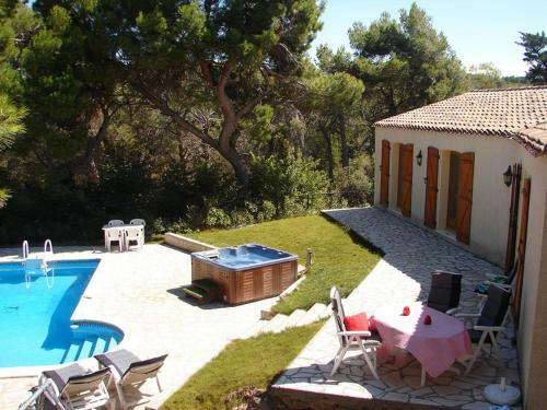 Spacious Holiday Home In Escales With Private Swimming Pool