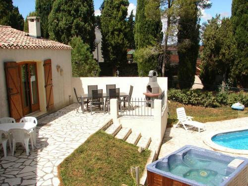 Spacious Holiday Home In Escales With Private Swimming Pool