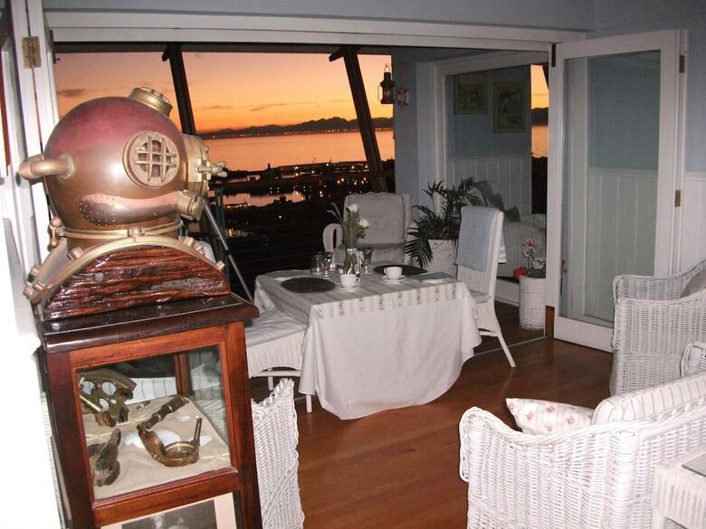 Hostal A Boat House