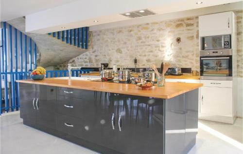 Six-bedroom Holiday Home In La Touche