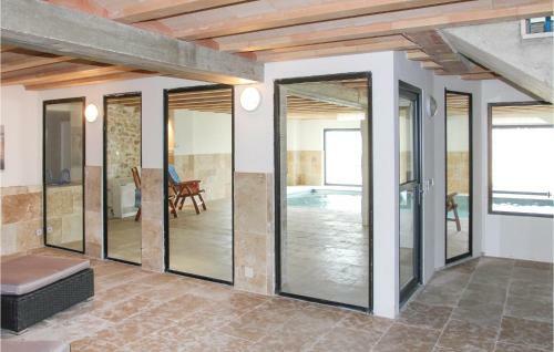 Six-bedroom Holiday Home In La Touche