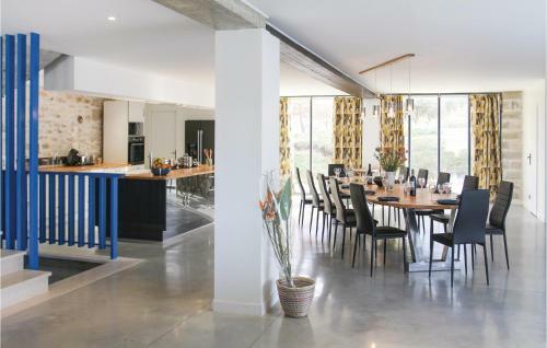 Six-bedroom Holiday Home In La Touche