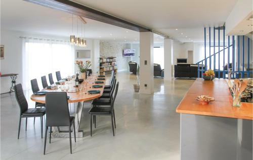 Six-bedroom Holiday Home In La Touche