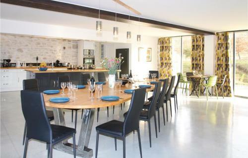 Six-bedroom Holiday Home In La Touche