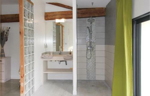 Six-bedroom Holiday Home In La Touche