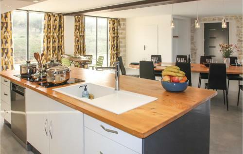 Six-bedroom Holiday Home In La Touche