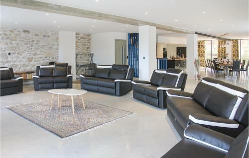 Six-bedroom Holiday Home In La Touche