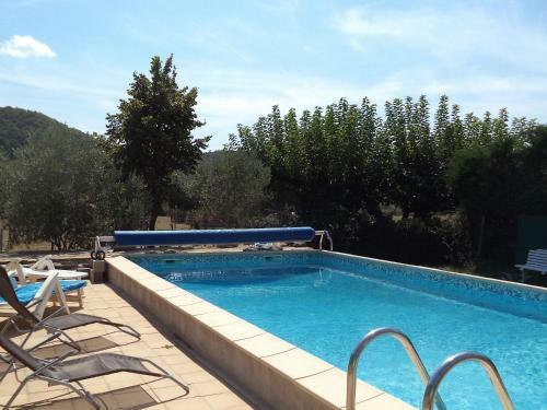 Quaint Cottage In Mirabel With Pool