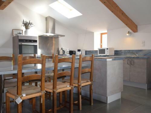 Quaint Cottage In Mirabel With Pool