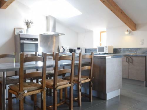 Quaint Cottage In Mirabel With Pool