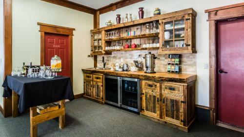 Bed & Breakfast Rustlers Lodge