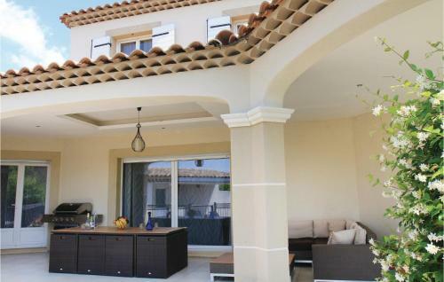 Five-bedroom Holiday Home In Sorgues