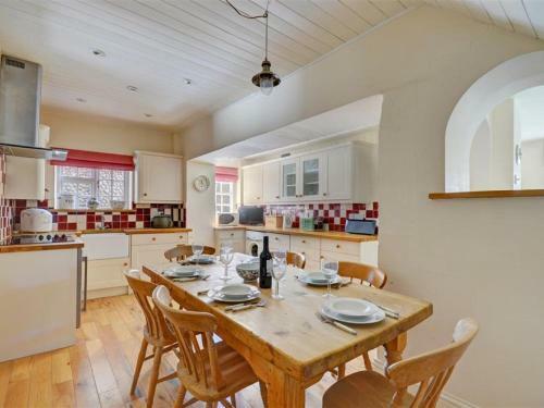 Charming Holiday Home In Blakeney With Garden
