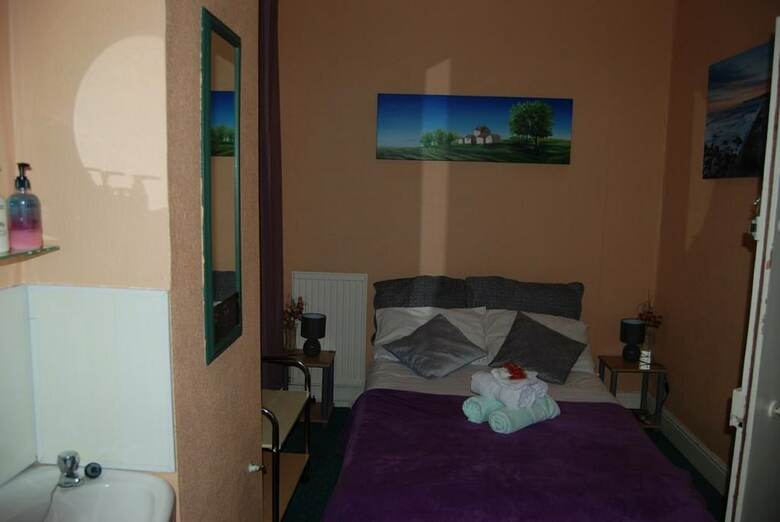 Hostal The Cafe Guest House
