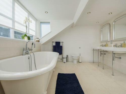Spacious Holiday Home In Dartmouth With Private Garden