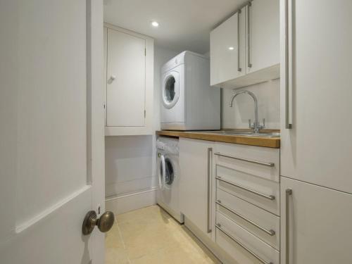 Spacious Holiday Home In Dartmouth With Private Garden