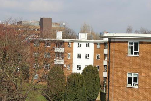 Continental Apartment In West Ealing